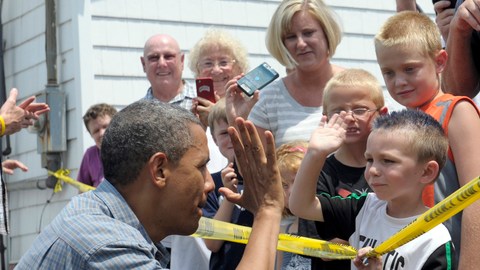El presidente Obama saluda a los niños que salieron  a su encuentro ayer en Oak Harbour, Ohio.