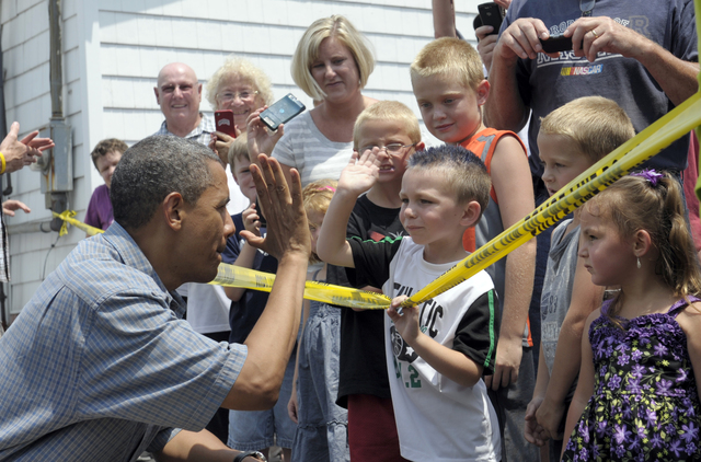 El presidente Obama saluda a los niños que salieron  a su encuentro ayer en Oak Harbour, Ohio.