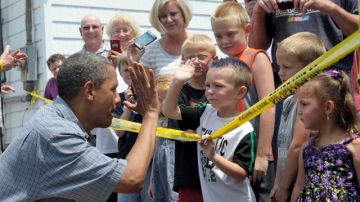 El presidente Obama saluda a los niños que salieron  a su encuentro ayer en Oak Harbour, Ohio.
