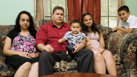 El reportero Mario Guevara, con su esposa e  sus hijos.
