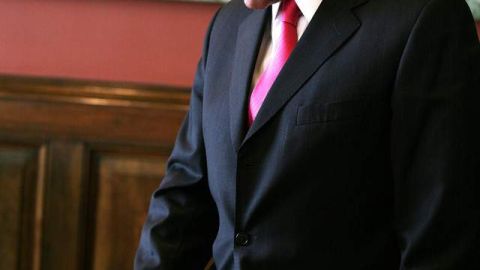 El alcalde de la ciudad de Los Ángeles muestra un ejemplar de la Biblia que le regaló su madre y que es una de sus fuentes de inspiración.
