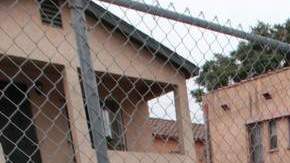 Vecinos pusieron veladoras por la víctima.