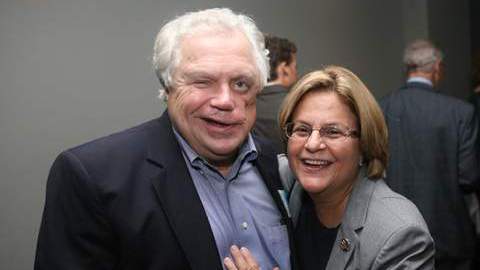 La congresista republicana por Florida Ileana Ros-Lehtinen sonríe junto a  su esposo Dexter Lehtinen, quien fue el principal asesor financiero de la tribu que ahora lo demanda.