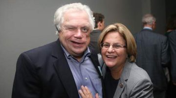La congresista republicana por Florida Ileana Ros-Lehtinen sonríe junto a  su esposo Dexter Lehtinen, quien fue el principal asesor financiero de la tribu que ahora lo demanda.