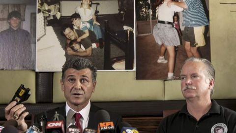 Ron Thomas (d) entabló una demanda ante el Tribunal Superior del Condado Orange por la muerte de su hijo Kelly Thomas.