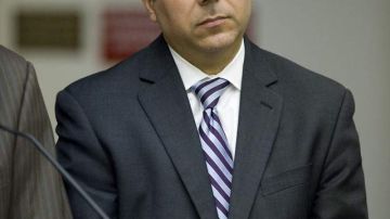 El funcionario Carlos Bustamante ha sido acusado de delitos sexuales contra varias mujeres ocurridos desde 2003.