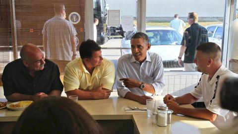El Presidente durante una parada en un negocio en Ohio como parte de una gira de dos días en autobús por ese estado.