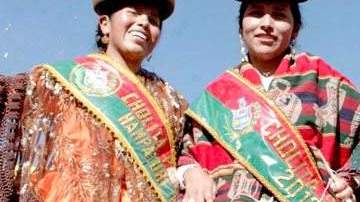 Las tres finalistas del concurso con Sonia Mejía en el centro. Las concursantes del certamen deben ser de origen indígena, desfilar en las pasarelas con polleras multicolores, enaguas de encaje y mantillas bordadas y deben equilibrar en la cabeza un coqueto sombrero borsalino.
