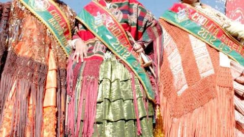 Las tres finalistas del concurso con Sonia Mejía en el centro. Las concursantes del certamen deben ser de origen indígena, desfilar en las pasarelas con polleras multicolores, enaguas de encaje y mantillas bordadas y deben equilibrar en la cabeza un coqueto sombrero borsalino.