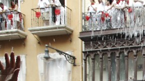 La alegría inundó todo el Casco Viejo de la ciudad con miles de pamploneses y turistas llegados de todo el mundo para vivir estos festejos.