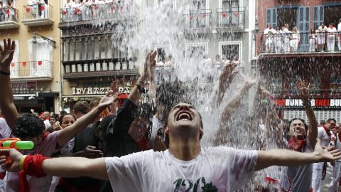 La alegría inundó todo el Casco Viejo de la ciudad, con miles de pamploneses y turistas llegados de todo el mundo para vivir estos festejos universalizados por el escritor estadounidense Ernest Hemingway.