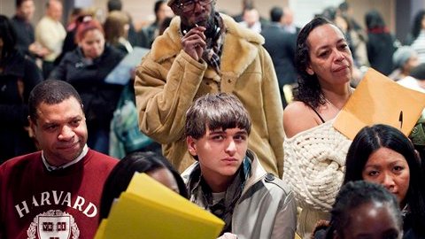Jóvenes buscan trabajo en una feria de trabajos en Nueva York.