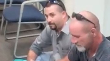 Como parte de la protesta, la pareja se sentó en el piso y  amarraron sus manos con esposas.