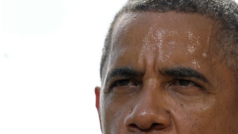 Obama criticó a Romney por éste decir que requerirle a todos los estadounidenses que compren seguro de salud equivale a un impuesto.
