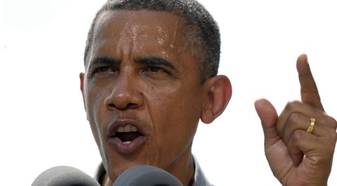 Obama criticó a Romney por éste decir que requerirle a todos los estadounidenses que compren seguro de salud equivale a un impuesto.