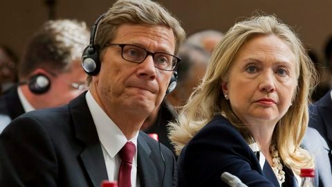 Hillary Clinton (c),  en la inauguración de la reunión 'Amigos del pueblo de Siria', reconoce las deserciones del Ejército de Al Assad.
