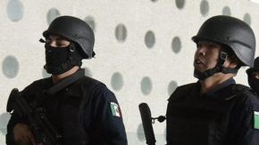 Varios militares, cuando hacían un operativo en el aeropuerto internacional de Ciudad de México, donde un tiroteo dejó dos policías muertos y otro herido, que falleció más tarde.