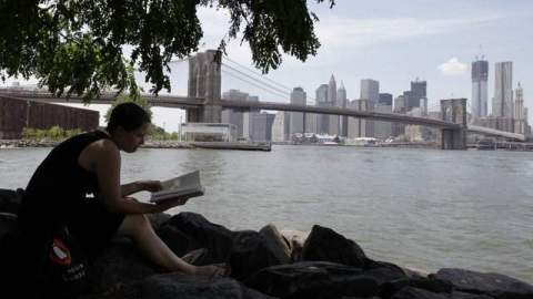 Los neoyorquinos se preparan hoy para sobrevivir uno de los peores días de la ola de calor que azota el área nordeste del país.