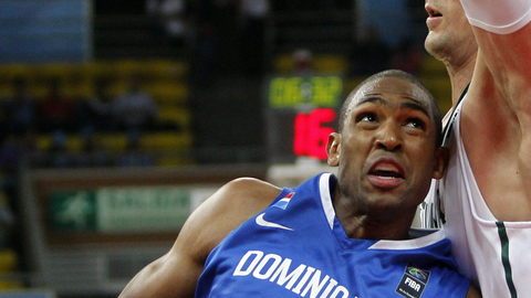 Rimantas Kaukenas (der.) defiende ante Al Horford.