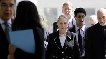 La secretaria de Defensa de EEUU, Hillary Clinton, al lado del presidente afgano, Hamid Karzai, en Afganistán,  ayer.