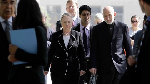 La secretaria de Defensa de EEUU, Hillary Clinton, al lado del presidente afgano, Hamid Karzai, en Afganistán,  ayer.