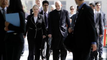 La secretaria de Defensa de EEUU, Hillary Clinton, al lado del presidente afgano, Hamid Karzai, en Afganistán,  ayer.