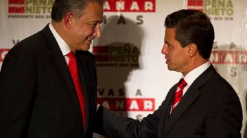 Enrique Peña Nieto, presidente electo de México, saluda a su futuro asesor, el general colombiano Oscar Naranjo.