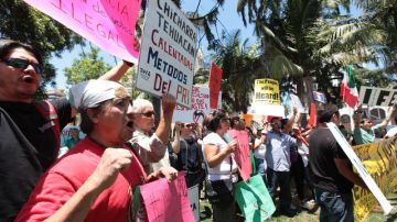 Alrededor de 200 personas protestaron frente al consulado mexicano en Los Ángeles, contra los resultados de la elección presidencial en México  que dio como ganador al candidato del PRI, Enrique Peña Nieto.
