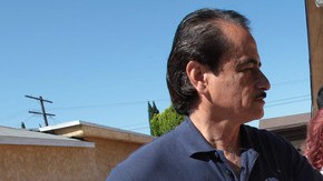 El concejal por el Séptimo Distrito, Richard Alarcón ayuda a Lupe Hernández a pintar el exterior de la casa de esta.