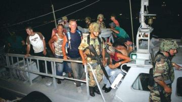 Migrantes cubanos detenidos por autoridades mexicanas en Cancún.