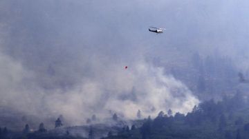 Un helicóptero trabaja en las labores de extinción de uncendio forestal cerca de Colorado Springs.