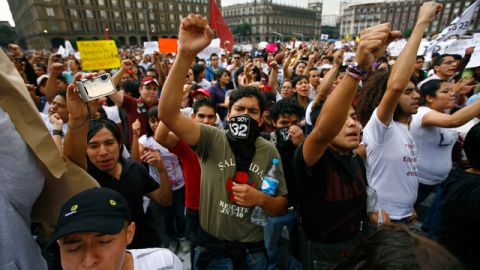 Miembros del movimiento 'Yo soy 132' rechazaron los resultados dados a conocer por el IFE.