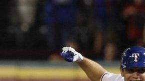 Ian Kinsler celebra la carrera del desempate en el juego de Rangers y Mellizos