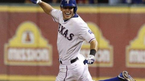 Ian Kinsler celebra la carrera del desempate en el juego de Rangers y Mellizos