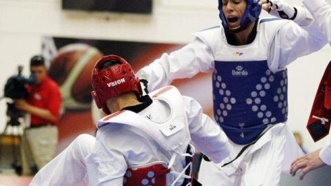 Steven López (d), de Sugar Land, Texas, a la derecha, dando un golpe a TJ Curry, de El Sobrante, California, durante una práctica de taekwondo.