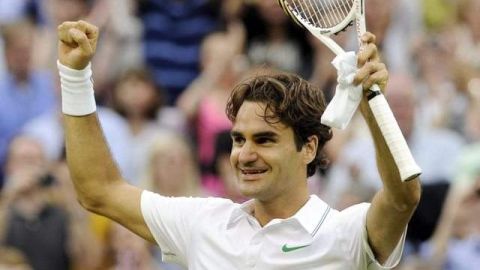 El suizo Roger Federer celebra su victoria  ante el escocés Andy Murray, durante la final del Torneo de Wimbledon que disputaron en el All England Lawn de Londres.