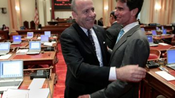 El presidente del Senado Darrel Steinberg felicita a su colega Mark Leno tras el voto por el tren bala.