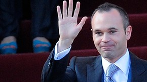 Andrés Iniesta y su ahora esposa Anna Ortiz saludan a sus invitados después de jurarse amor eterno en la ceremonia religiosa.