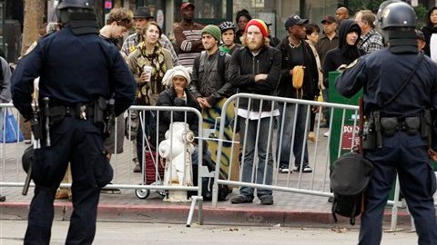 La policía acordona una zona de Oakland.