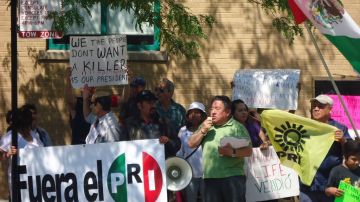 Un grupo de mexicanos en el extranjero protestaron esta mañana frente al consulado mexicano en Chicago.