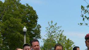 Residentes de barrios afectados y líderes comunitarios en la playa de la calle 31.