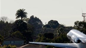 Un avión despega del aeropuerto de Santa Mónica.