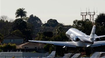 Un avión despega del aeropuerto de Santa Mónica.
