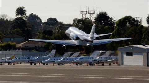 Un avión despega del aeropuerto de Santa Mónica.