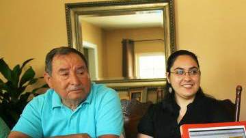 Ricardo Miranda, su nieta Mercedes Garavito y su esposa Carmen observan varios de los videos que han subido a YouTube.