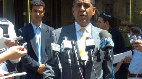 Sonriente, Espaillat dio las gracias a los voluntarios que trabajaron en su campaña, a la que calificó como “histórica”.