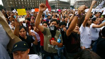 Decenas de miles de manifestantes de izquierda en México rechazan el conteo de las comicios.