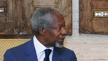 El enviado internacional Kofi Annan (izq.) se reunió por más de dos horas con el presidente sirio Bashar Assad.