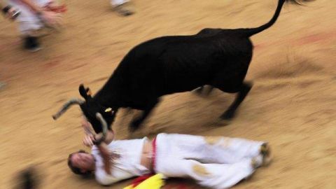 Miles corrieron hoy por tercer día delante de seis toros en el festival anual de San Fermín.