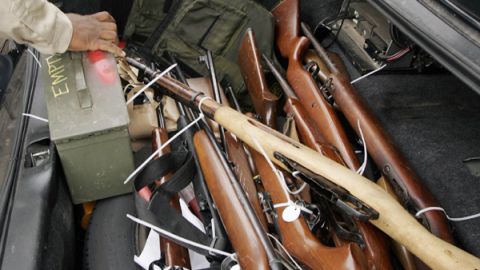 La acusación presenta 33 cargos, la mayoría de ellos por mentir en el llenado de las formas federales para comprar un arma.